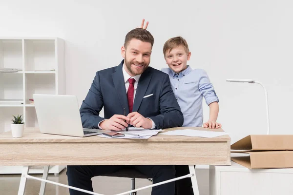 Frecher Junge mit seinem Vater Geschäftsmann — Stockfoto