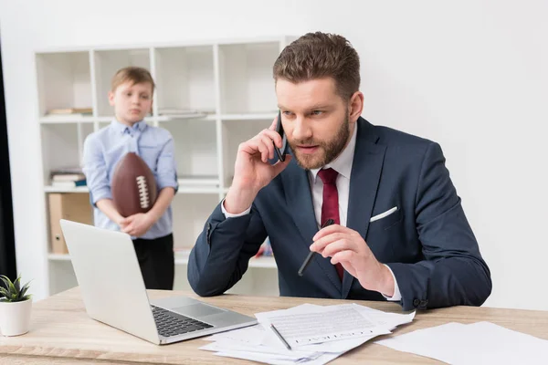 Неслухняний хлопчик зі своїм батьком бізнесменом — Stock Photo
