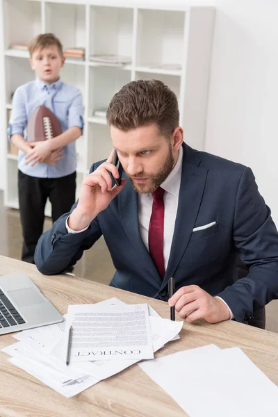 Неслухняний хлопчик зі своїм батьком бізнесменом — Stock Photo