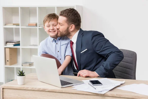 Geschäftsmann mit seinem Sohn im Amt — Stockfoto