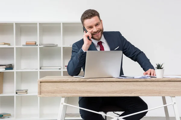 Uomo d'affari fiducioso che parla al telefono — Foto stock