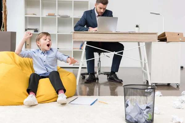 Garçon jouer poubelle au bureau — Photo de stock