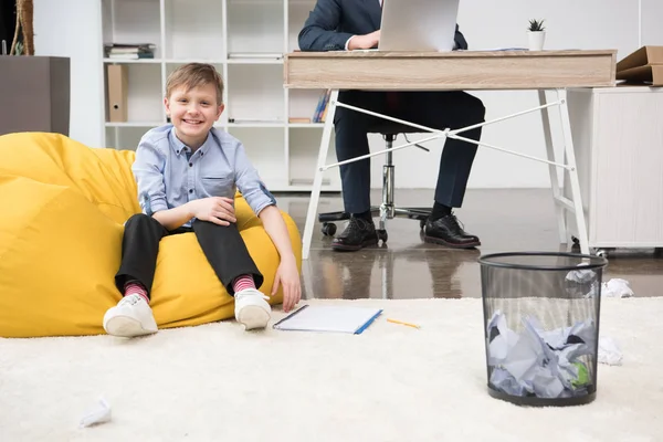 Menino jogar trashketball no escritório — Fotografia de Stock