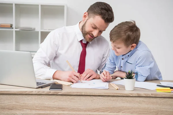 Empresário com filho no cargo — Fotografia de Stock