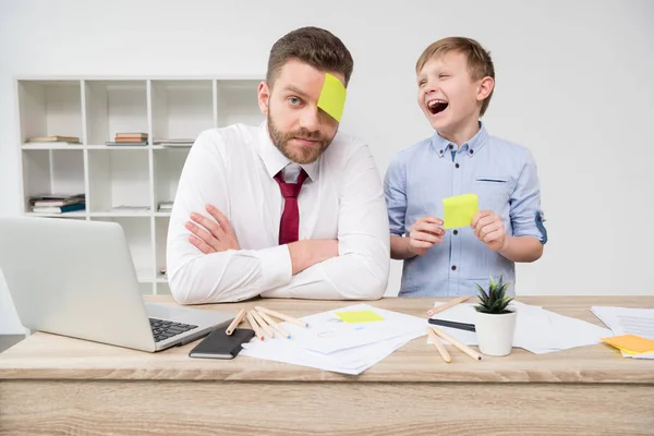 Empresario con nota adhesiva en la cara - foto de stock