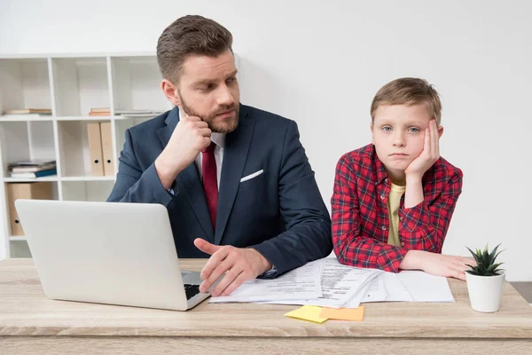 Білий комір працівник з сином — Stock Photo