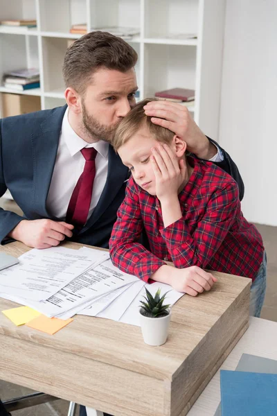 Arbeiterin mit Sohn — Stockfoto