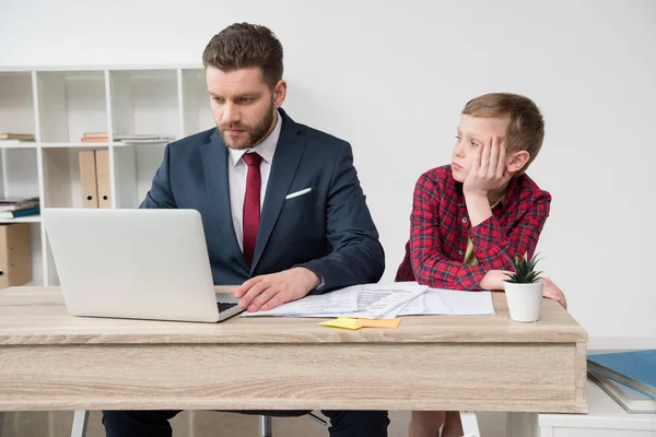 Білий комір працівник з сином — Stock Photo