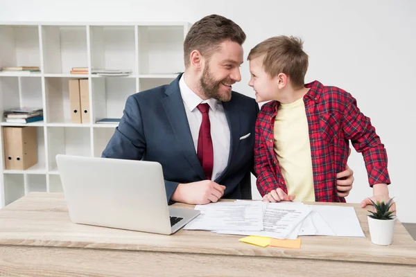 Білий комір працівник з сином — Stock Photo