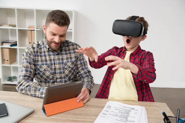 Niño usando gafas de realidad virtual - foto de stock