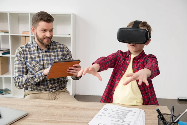 Мальчик в очках виртуальной реальности — стоковое фото