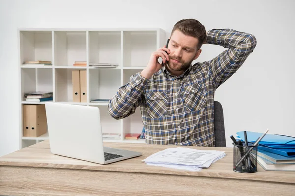 Empresario trabajando en una oficina moderna - foto de stock