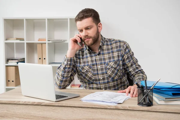 Empresario trabajando en una oficina moderna - foto de stock