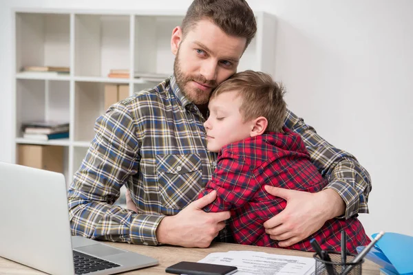 Père étreint son fils — Photo de stock