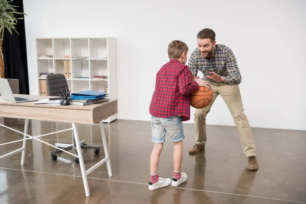 Empresario con hijo en la oficina del hogar - foto de stock