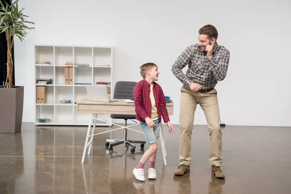 Hombre divirtiéndose con hijo - foto de stock