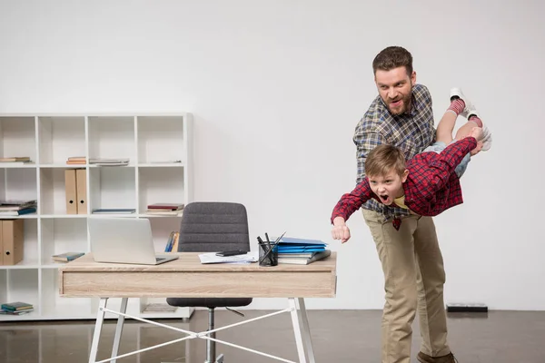 Hombre divirtiéndose con hijo - foto de stock