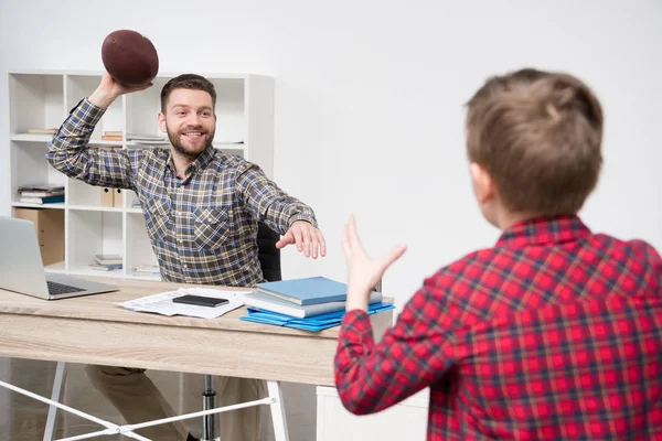 Empresário com filho no escritório em casa — Fotografia de Stock