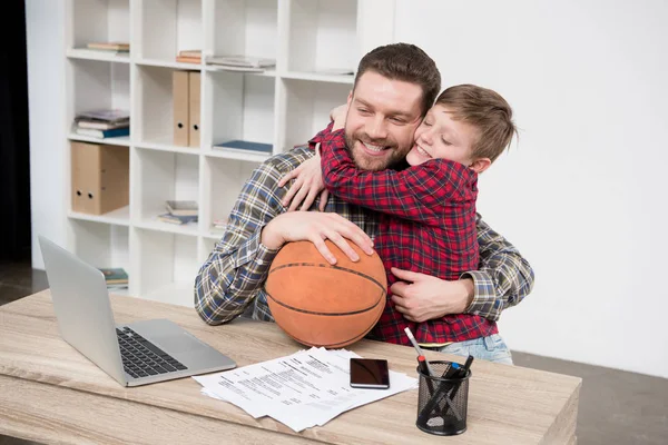 Empresario con hijo en la oficina del hogar - foto de stock