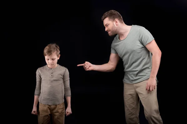 Padre e hijo teniendo conflicto - foto de stock