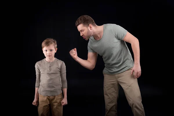 Padre e hijo teniendo conflicto - foto de stock