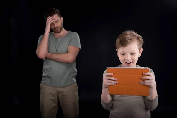 Padre e hijo teniendo conflicto - foto de stock