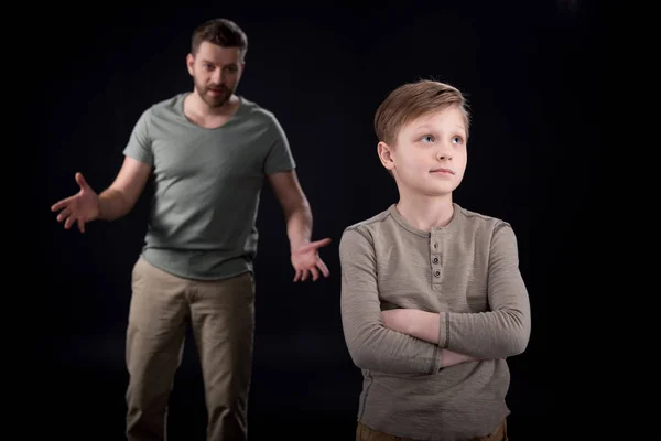 Padre e hijo teniendo conflicto - foto de stock