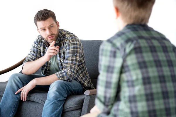 Padre e hijo teniendo conflicto - foto de stock