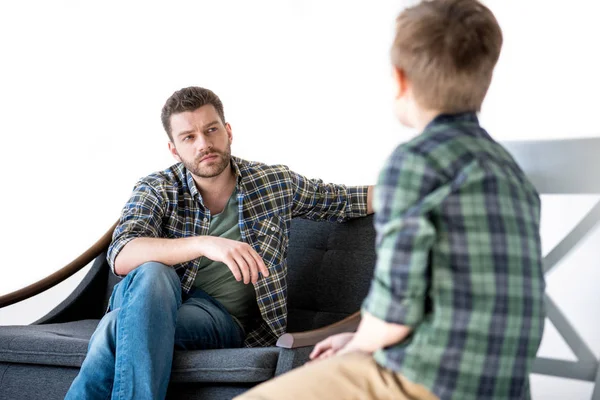 Padre e hijo teniendo conflicto - foto de stock