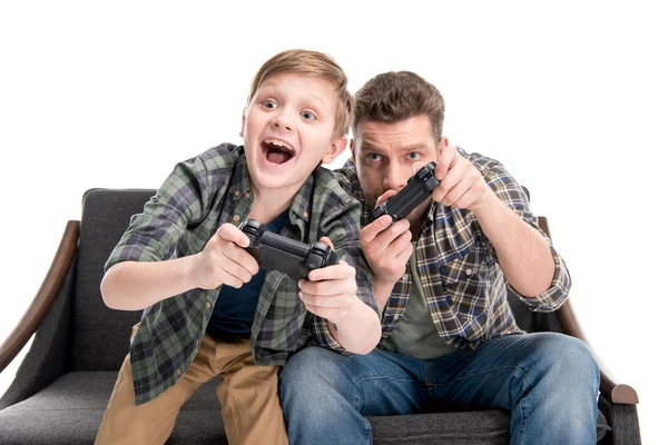 Padre e hijo jugando con joysticks - foto de stock
