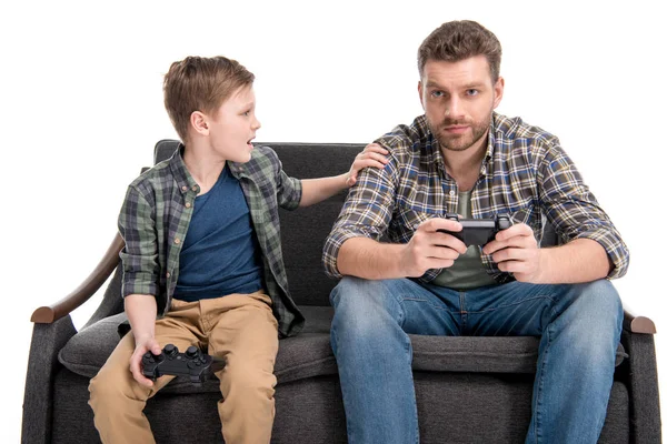 Padre e hijo jugando con joysticks - foto de stock