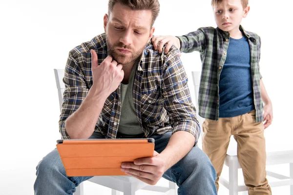 Padre e hijo teniendo conflicto - foto de stock