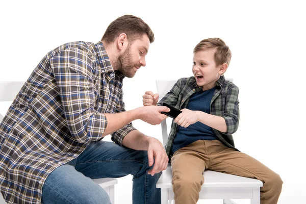 Padre e hijo teniendo conflicto - foto de stock