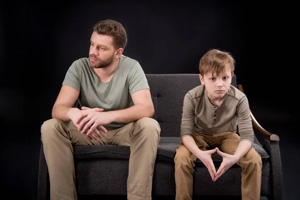 Padre e hijo teniendo conflicto - foto de stock