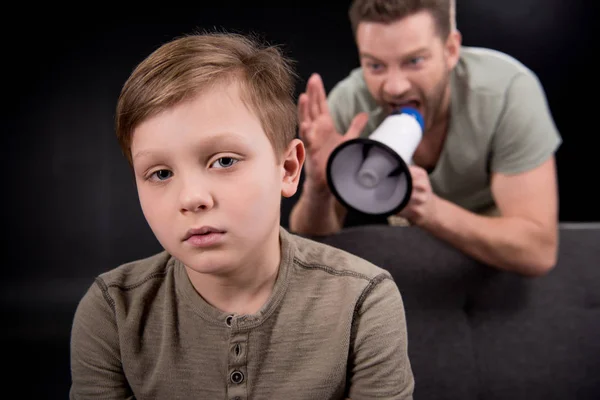 Padre e hijo teniendo conflicto - foto de stock