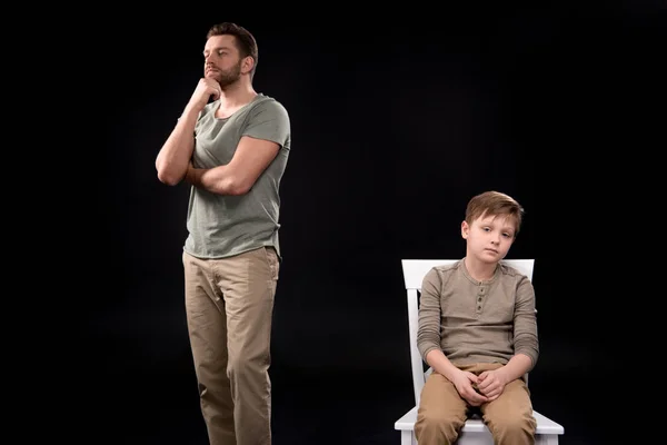 Padre e hijo teniendo conflicto - foto de stock