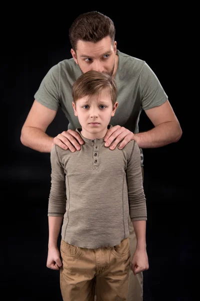 Padre e hijo teniendo conflicto - foto de stock