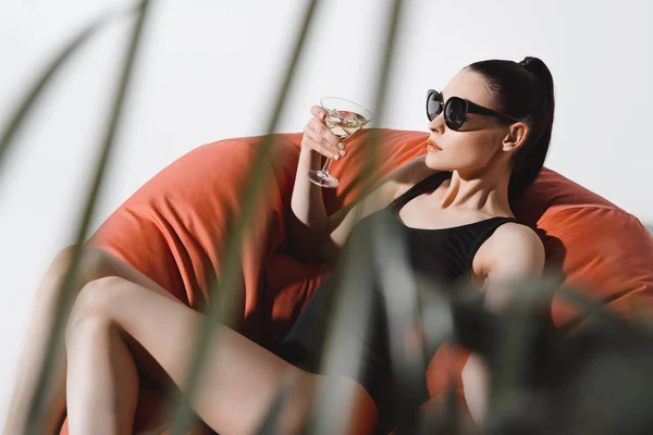 Beber cóctel mujer - foto de stock