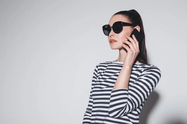 Hermosa mujer con teléfono inteligente - foto de stock