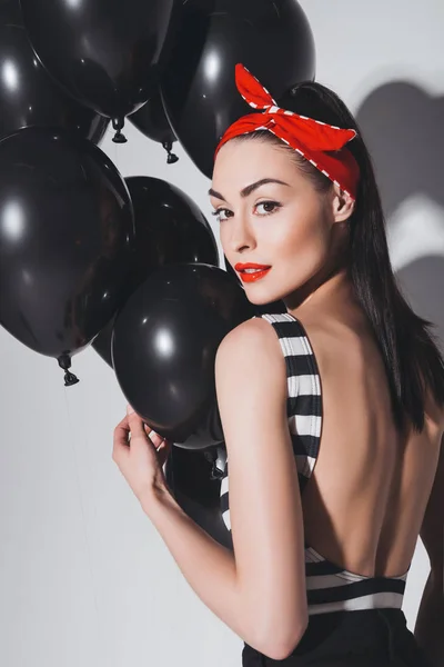 Stylische Frau mit schwarzen Luftballons — Stockfoto