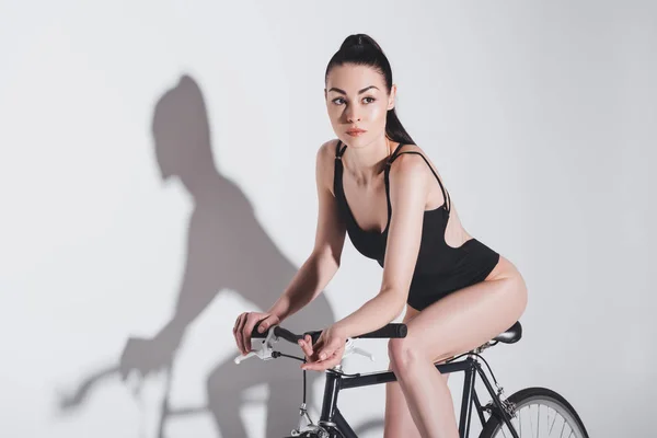 Mulher em bodysuit na bicicleta — Fotografia de Stock