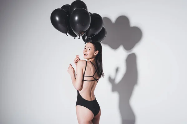 Hermosa mujer con globos - foto de stock