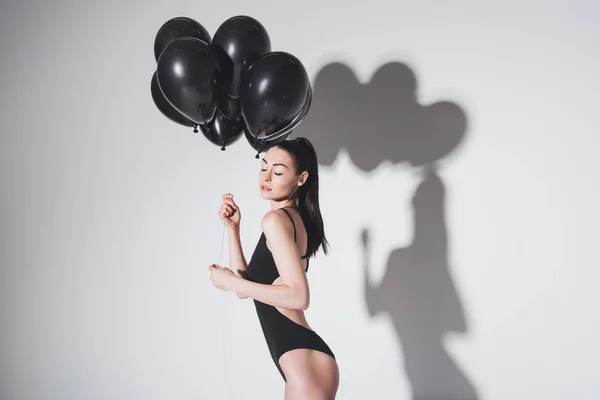 Hermosa mujer con globos - foto de stock