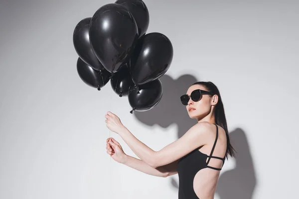 Hermosa mujer con globos - foto de stock