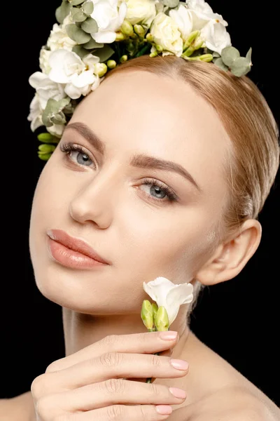 Femme avec des fleurs dans les cheveux — Photo