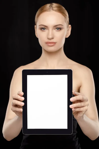 Mulher mostrando tablet — Fotografia de Stock