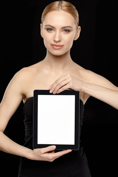 女人显示平板电脑 — 图库照片