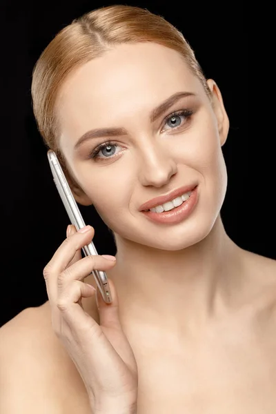 Woman talking on smartphone — Stock Photo, Image