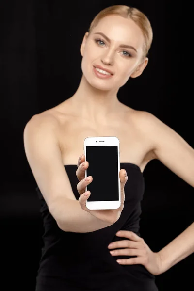 Woman showing smartphone — Stock Photo, Image
