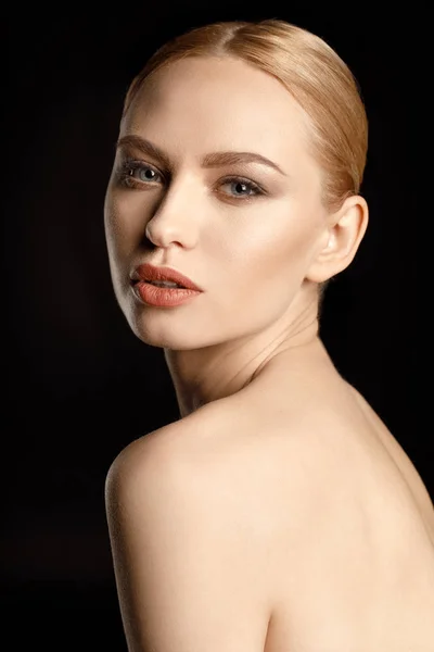 muhteşem bir genç kadın  